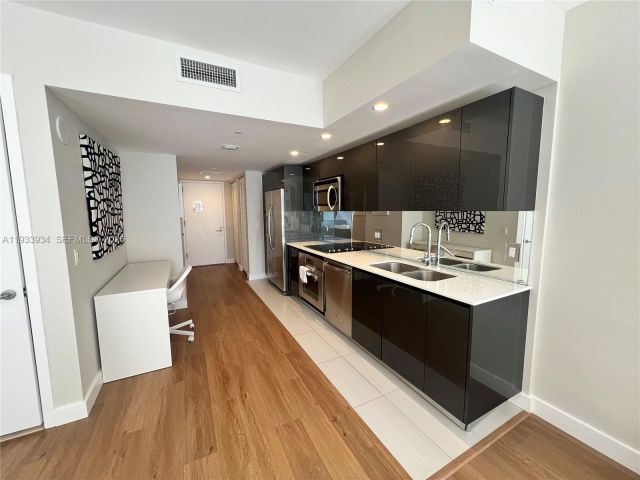 condo for rent in Miami - 31 SE 6th St 703 - MondialRealty