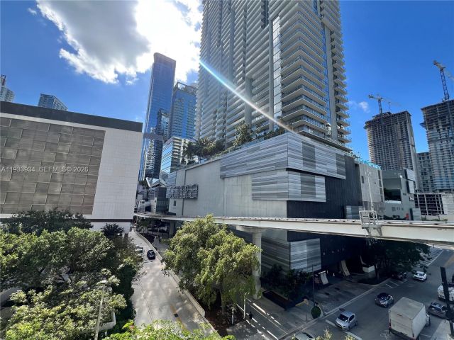 condo for rent in Miami - 31 SE 6th St 703 - MondialRealty