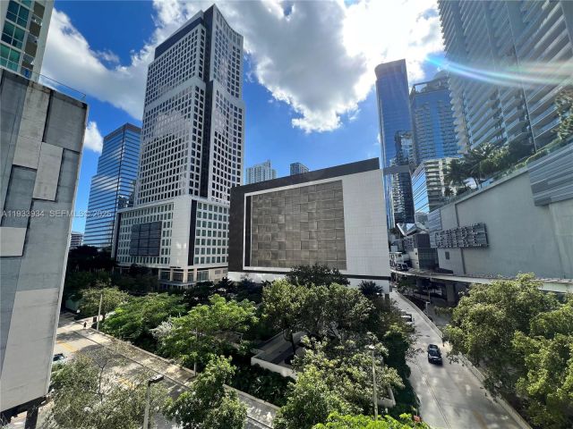 condo for rent in Miami - 31 SE 6th St 703 - MondialRealty