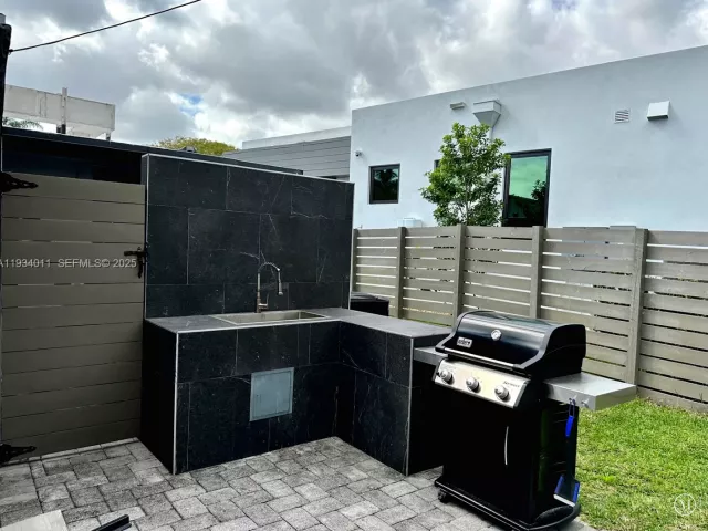 3-bedroom home for sale in Wilton Manors - 513 NW 30th St - MondialRealty