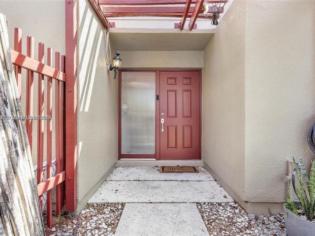 2-bedroom home for rent in Pembroke Pines - 1281 W Fairway Rd - MondialRealty