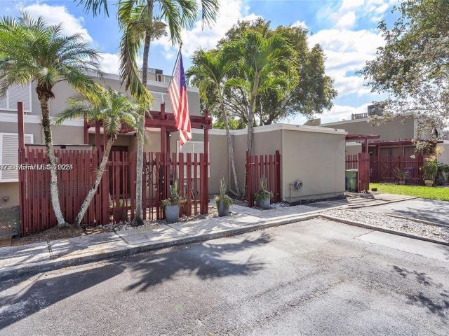 2-bedroom home for rent in Pembroke Pines - 1281 W Fairway Rd - MondialRealty