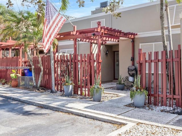 2-bedroom home for rent in Pembroke Pines - 1281 W Fairway Rd - MondialRealty