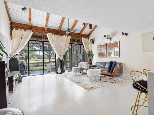 2-bedroom home for rent in Pembroke Pines - 1281 W Fairway Rd - MondialRealty