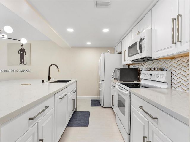 2-bedroom home for rent in Pembroke Pines - 1281 W Fairway Rd - MondialRealty