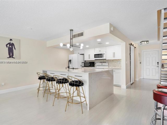 2-bedroom home for rent in Pembroke Pines - 1281 W Fairway Rd - MondialRealty