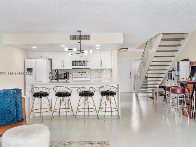 2-bedroom home for rent in Pembroke Pines - 1281 W Fairway Rd - MondialRealty