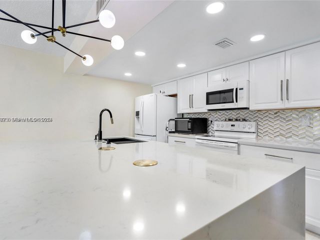2-bedroom home for rent in Pembroke Pines - 1281 W Fairway Rd - MondialRealty