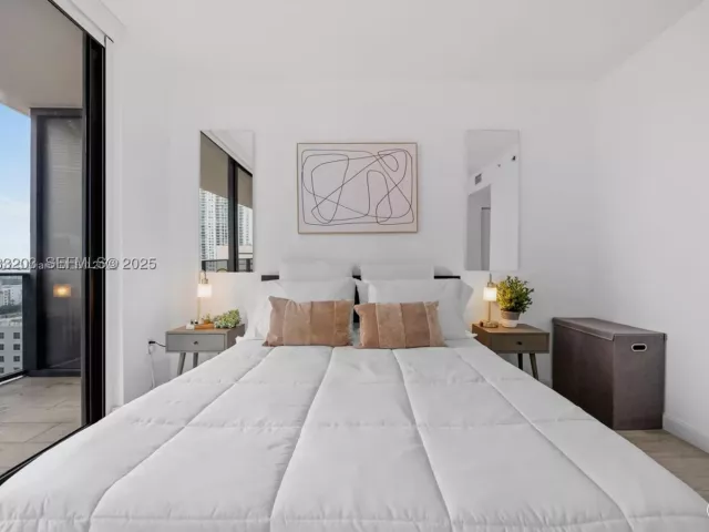 2-bedroom condo for rent in Miami - 45 SW 9th St 1403 - MondialRealty