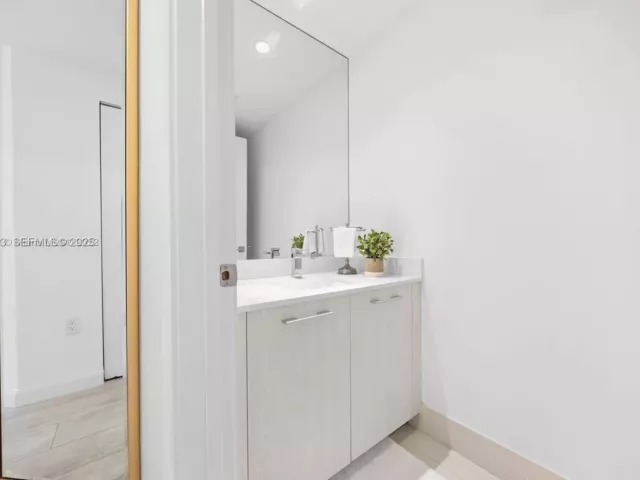 2-bedroom condo for rent in Miami - 45 SW 9th St 1403 - MondialRealty