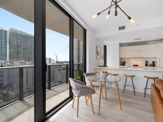 2-bedroom condo for rent in Miami - 45 SW 9th St 1403 - MondialRealty