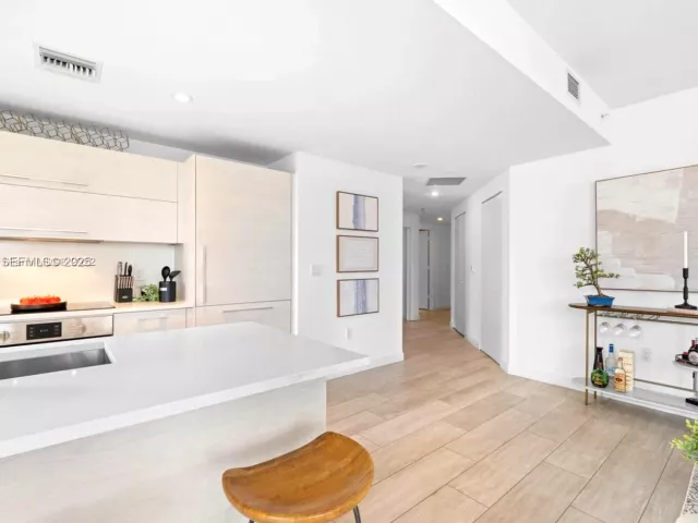 2-bedroom condo for rent in Miami - 45 SW 9th St 1403 - MondialRealty