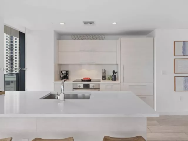 2-bedroom condo for rent in Miami - 45 SW 9th St 1403 - MondialRealty