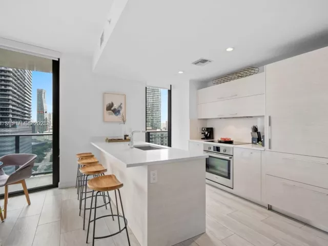 2-bedroom condo for rent in Miami - 45 SW 9th St 1403 - MondialRealty