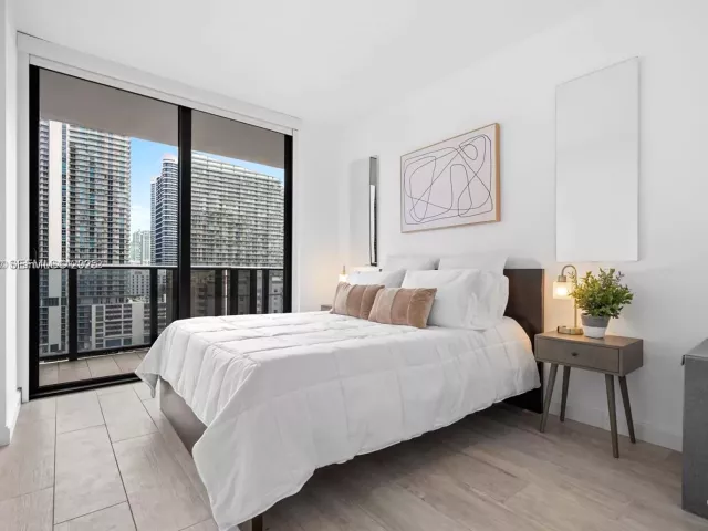 2-bedroom condo for rent in Miami - 45 SW 9th St 1403 - MondialRealty