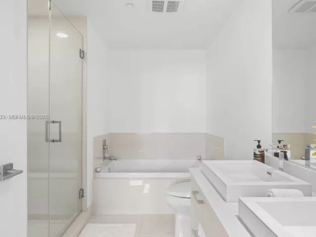 2-bedroom condo for rent in Miami - 45 SW 9th St 1403 - MondialRealty