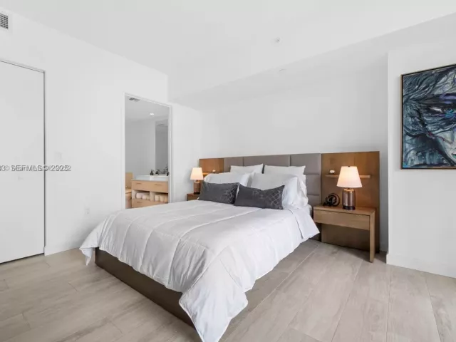 2-bedroom condo for rent in Miami - 45 SW 9th St 1403 - MondialRealty