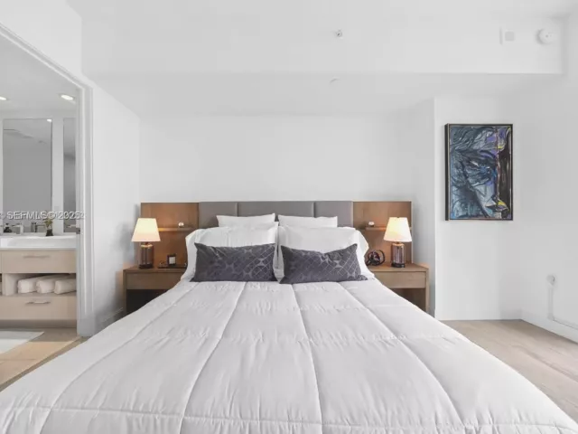 2-bedroom condo for rent in Miami - 45 SW 9th St 1403 - MondialRealty