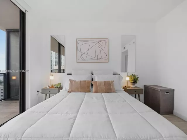 2-bedroom condo for rent in Miami - 45 SW 9th St 1403 - MondialRealty