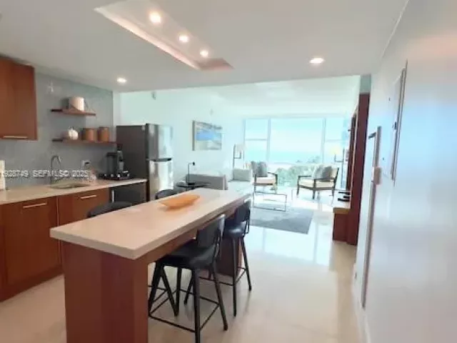 1-bedroom condo for rent in Miami Beach - 6801 Collins Ave 718 - MondialRealty
