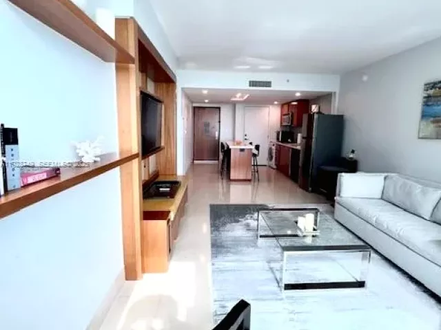 1-bedroom condo for rent in Miami Beach - 6801 Collins Ave 718 - MondialRealty