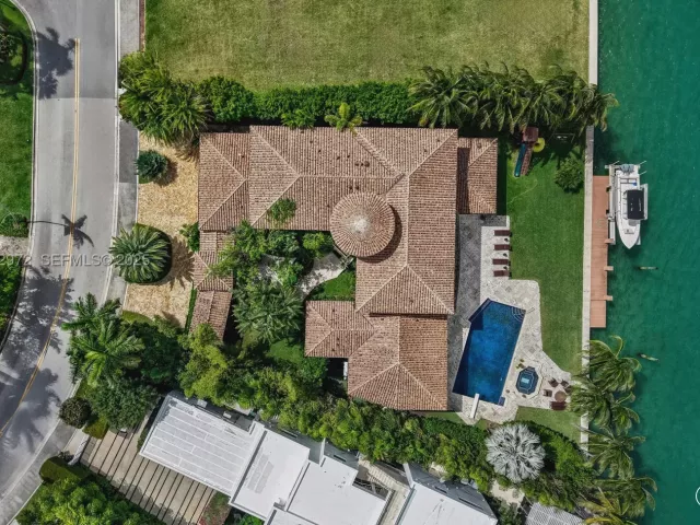 7-bedroom home for sale in Bay Harbor Islands - 10330 W Broadview Dr - MondialRealty