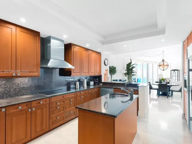 3-bedroom condo for sale in Bal Harbour - 10295 Collins Ave 803 - MondialRealty