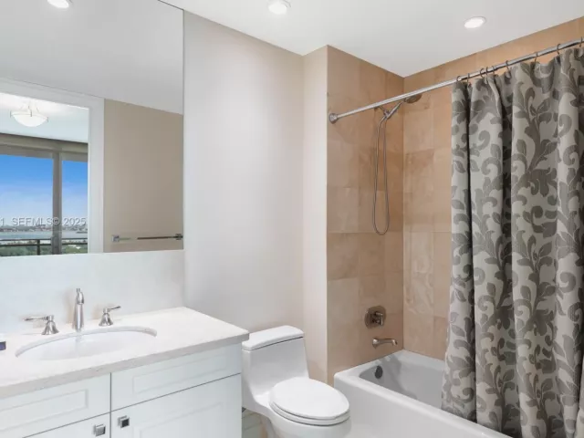 3-bedroom condo for sale in Bal Harbour - 10295 Collins Ave 803 - MondialRealty