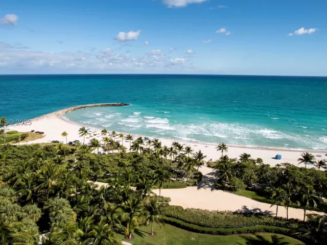 3-bedroom condo for sale in Bal Harbour - 10295 Collins Ave 803 - MondialRealty