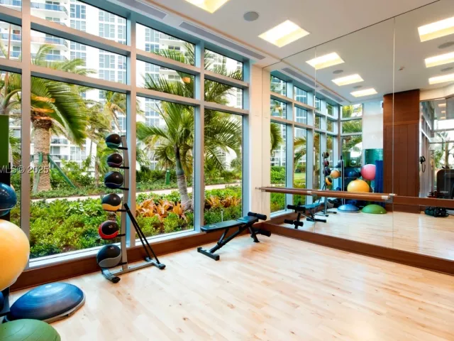 3-bedroom condo for sale in Bal Harbour - 10295 Collins Ave 803 - MondialRealty