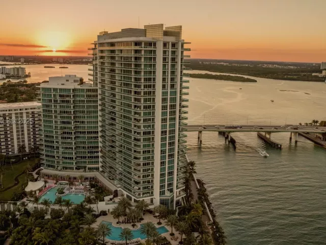 3-bedroom condo for sale in Bal Harbour - 10295 Collins Ave 803 - MondialRealty