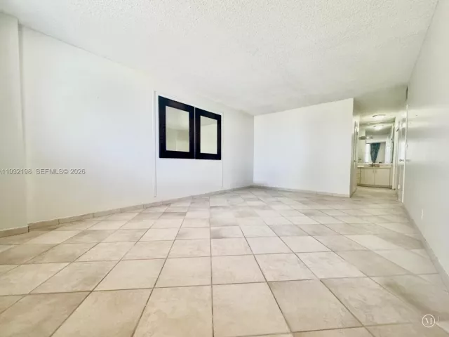 2-bedroom condo for sale in Hollywood - 3725 S Ocean Dr 508 - MondialRealty