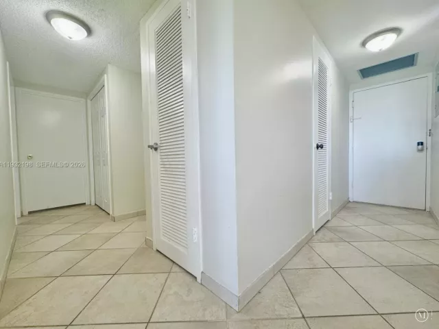 2-bedroom condo for sale in Hollywood - 3725 S Ocean Dr 508 - MondialRealty