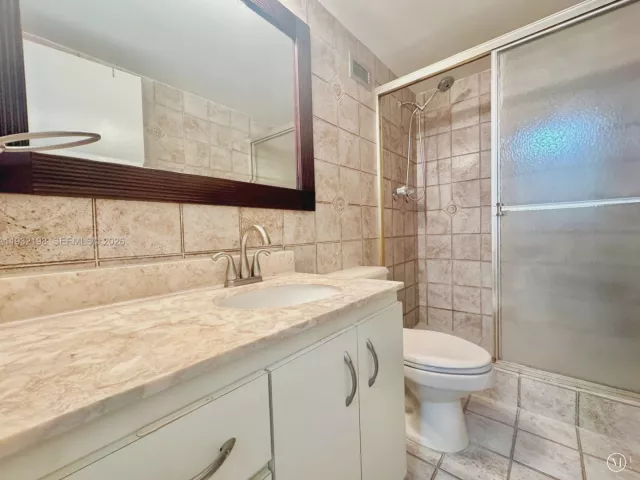 2-bedroom condo for sale in Hollywood - 3725 S Ocean Dr 508 - MondialRealty