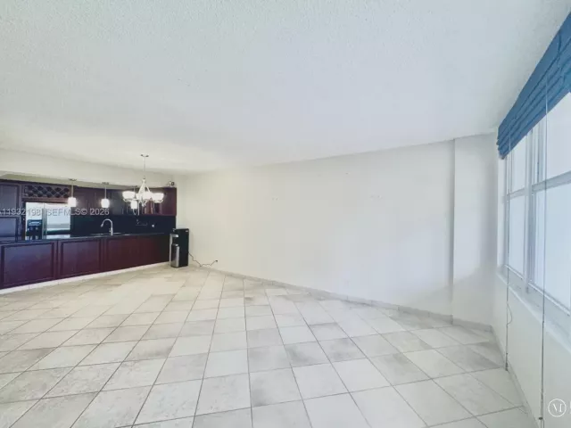 2-bedroom condo for sale in Hollywood - 3725 S Ocean Dr 508 - MondialRealty