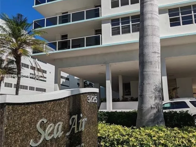 2-bedroom condo for sale in Hollywood - 3725 S Ocean Dr 508 - MondialRealty