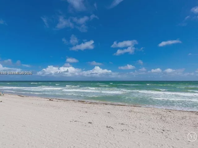 2-bedroom condo for sale in Hollywood - 3725 S Ocean Dr 508 - MondialRealty