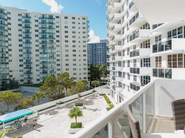 2-bedroom condo for sale in Hollywood - 3725 S Ocean Dr 508 - MondialRealty