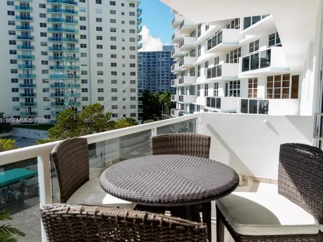2-bedroom condo for sale in Hollywood - 3725 S Ocean Dr 508 - MondialRealty