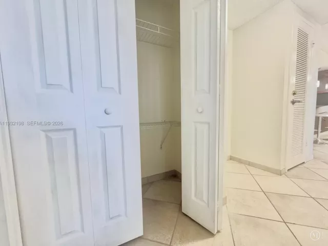 2-bedroom condo for sale in Hollywood - 3725 S Ocean Dr 508 - MondialRealty