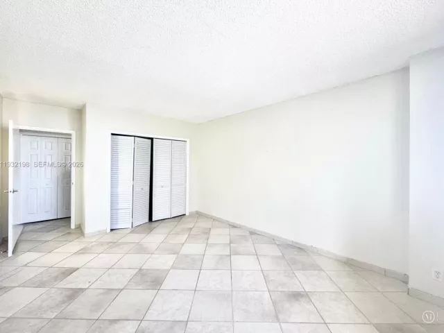 2-bedroom condo for sale in Hollywood - 3725 S Ocean Dr 508 - MondialRealty