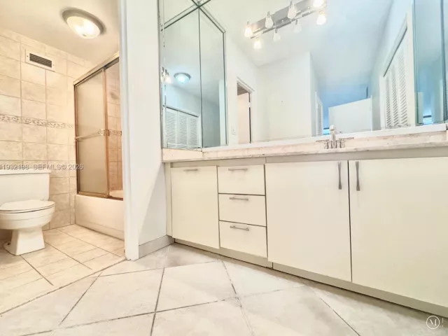 2-bedroom condo for sale in Hollywood - 3725 S Ocean Dr 508 - MondialRealty