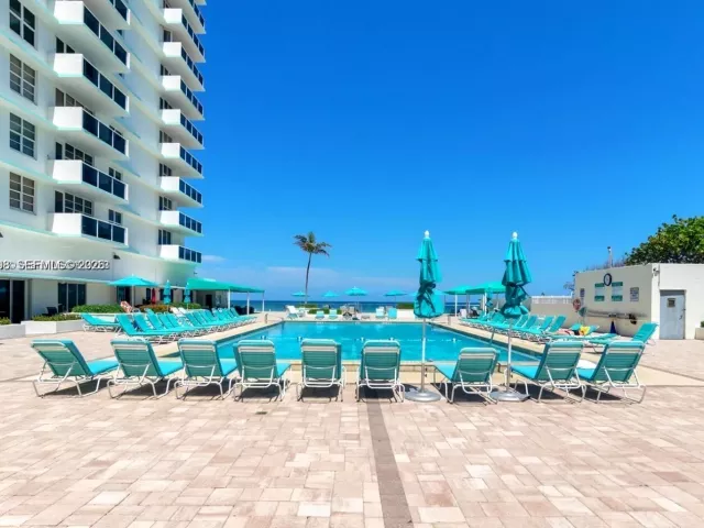 2-bedroom condo for sale in Hollywood - 3725 S Ocean Dr 508 - MondialRealty