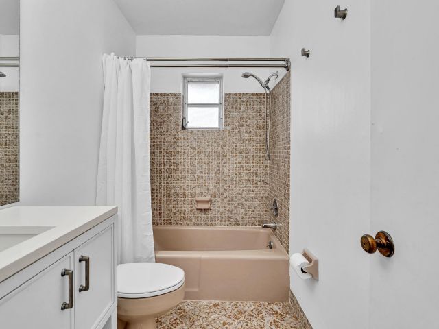 Home for rent at 313 NW 42nd Street - photo 6924005