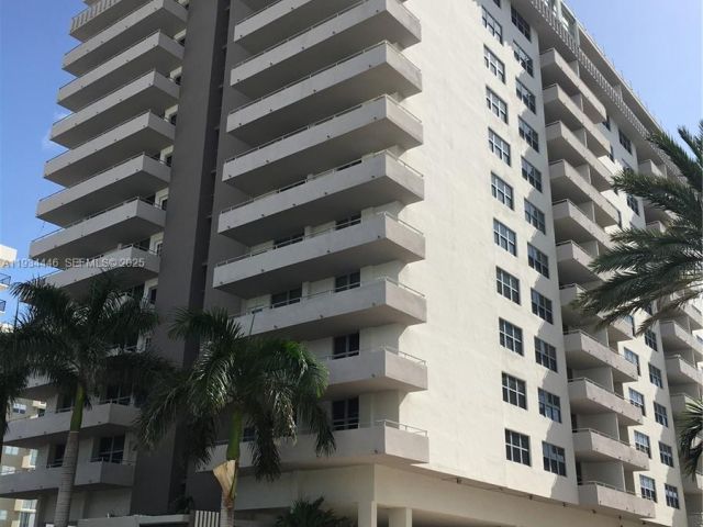 1-bedroom condo for rent in Surfside - 9225 Collins Ave 305 - MondialRealty