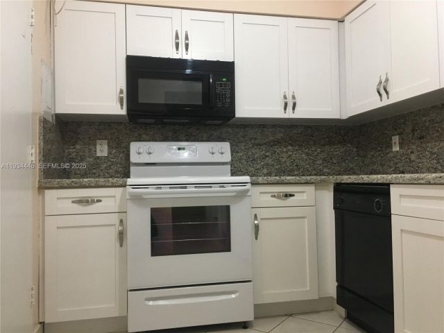 1-bedroom condo for rent in Surfside - 9225 Collins Ave 305 - MondialRealty