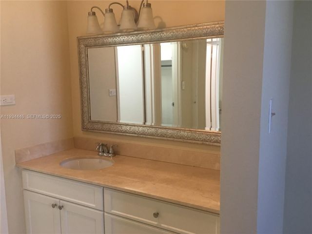 1-bedroom condo for rent in Surfside - 9225 Collins Ave 305 - MondialRealty