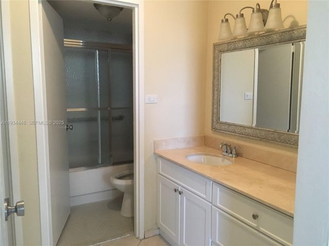 1-bedroom condo for rent in Surfside - 9225 Collins Ave 305 - MondialRealty