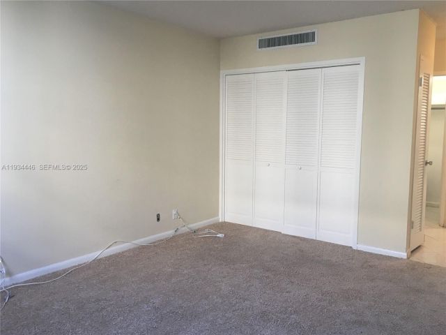 1-bedroom condo for rent in Surfside - 9225 Collins Ave 305 - MondialRealty