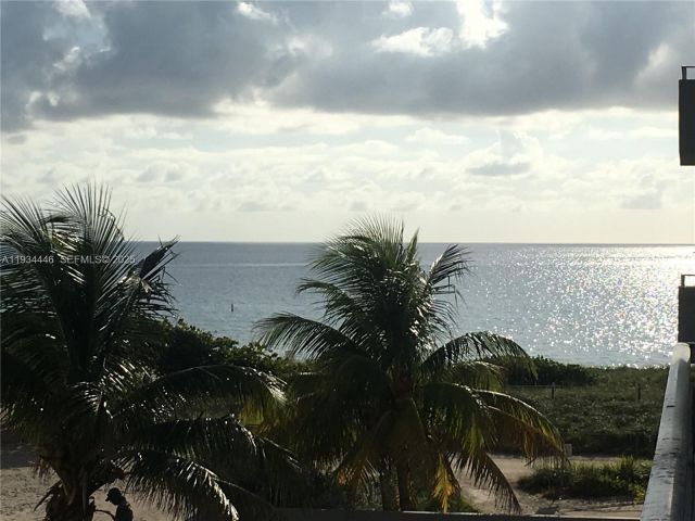 1-bedroom condo for rent in Surfside - 9225 Collins Ave 305 - MondialRealty